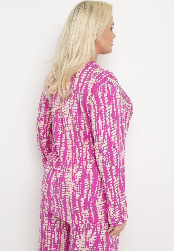 Born2be - Fioletowo-Beżowa Bluzka z Abstrakcyjnym Printem Imitującym Łuski Krokodyla Lenntiana. Okazja: na co dzień. Kolor: fioletowy. Wzór: nadruk. Styl: casual