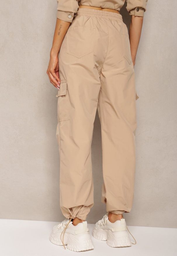 Renee - Beżowe Bojówki Spodnie z Gumką w Pasie z Szerokimi Nogawkami ze Ściągaczami Nellava. Okazja: na co dzień. Kolor: beżowy. Styl: elegancki, casual