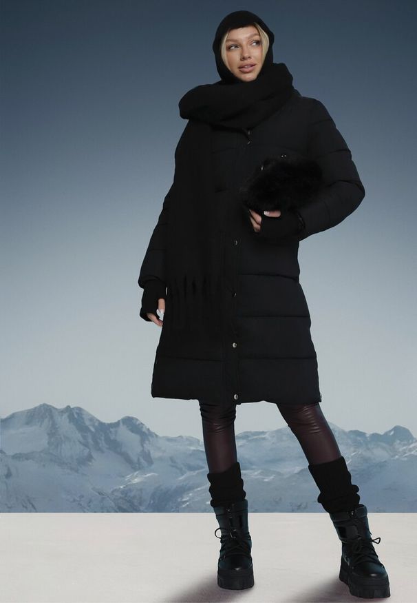 Born2be - Czarna Długa Kurtka Zapinana na Suwak i Napy z Kapturem Tasperia. Okazja: na spotkanie biznesowe, do pracy, na co dzień. Typ kołnierza: kaptur. Kolor: czarny. Materiał: jeans. Długość rękawa: długi rękaw. Długość: długie. Styl: elegancki, casual, biznesowy