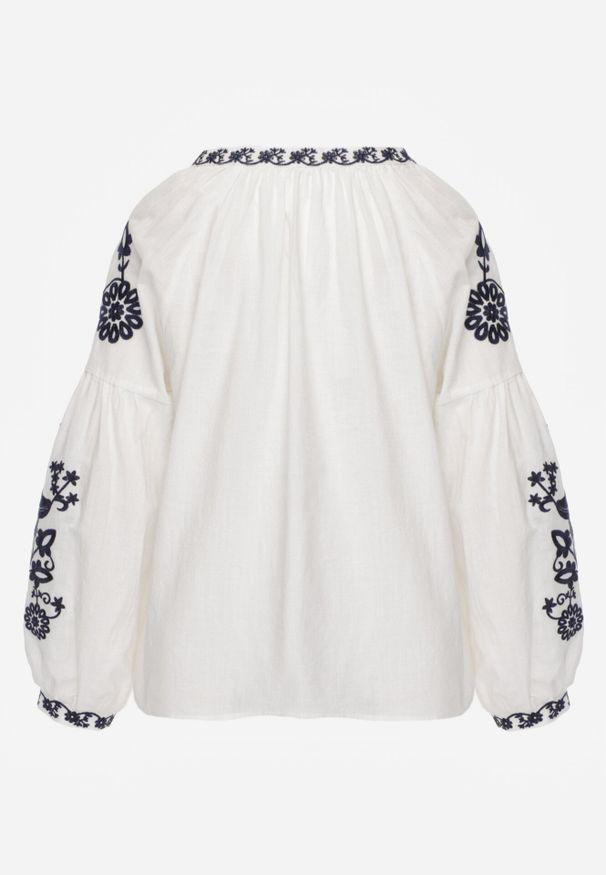 Born2be - Biała Bawełniana Bluzka Boho z Ozdobnym Haftem i Sznurkiem z Frędzlami Lamegenia. Okazja: na co dzień. Kolor: biały. Materiał: bawełna. Długość: długie. Wzór: haft. Styl: boho