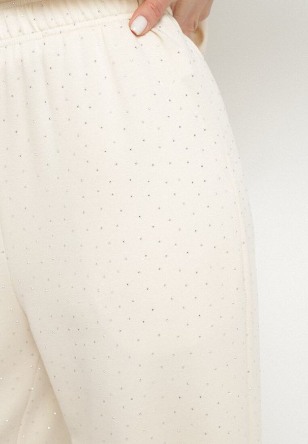 Born2be - Beżowe Szerokie Spodnie z Wiskozą Zdobione Cyrkoniami Zeonaria. Okazja: na co dzień. Stan: podwyższony. Kolor: beżowy. Materiał: wiskoza. Wzór: aplikacja. Styl: casual, klasyczny