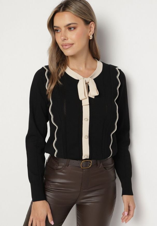 Born2be - Czarny Sweter z Wiskozą Ozdobiony Kokardą Eleganckimi Guzikami i Kontrastowymi Detalami Miariel. Okazja: na co dzień. Typ kołnierza: kokarda. Kolor: czarny. Materiał: wiskoza. Długość rękawa: długi rękaw. Długość: długie. Wzór: aplikacja. Styl: elegancki