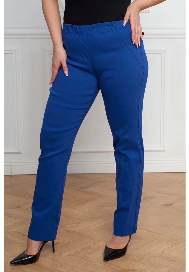 Nasi partnerzy - Szafirowe spodnie Bengaliny02 z prostą nogawką wysoki stan PLUS SIZE XXL. Okazja: na co dzień, do pracy, na spacer. Stan: podwyższony. Kolekcja: plus size. Kolor: niebieski. Materiał: poliester, tkanina, wiskoza, materiał, włókno, elastan. Długość: krótkie. Styl: casual