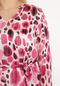 Born2be - Różowa Trapezowa Sukienka Ozdobiona Akwarelowym Wzorem z Metaliczną Nicią Glista. Kolekcja: plus size. Kolor: różowy. Materiał: materiał. Wzór: aplikacja. Typ sukienki: trapezowe #4