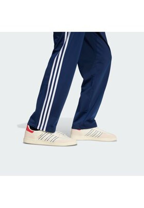 Adidas - adidas Spodnie dresowe Firebird KD8316 Granatowy Loose Fit. Kolor: niebieski. Materiał: syntetyk