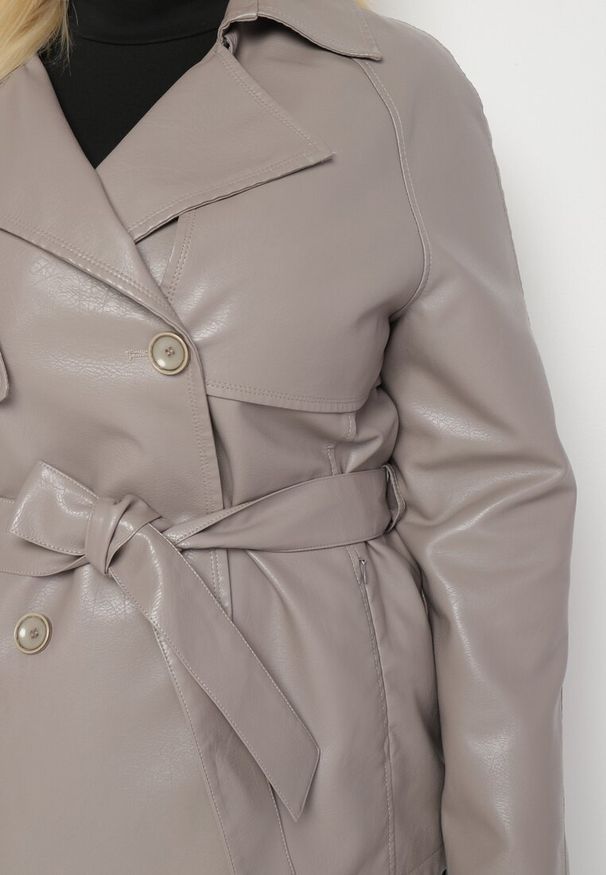 Born2be - Ciemnobeżowy Dwurzędowy Płaszcz z Ekoskóry Ozdobiony Wiązaniem w Talii Eviseas. Okazja: na spacer, na spotkanie biznesowe. Kolor: beżowy. Wzór: aplikacja. Styl: biznesowy, elegancki, klasyczny