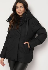 Born2be - Czarna Kurtka Pikowana z Kapturem Vertigara. Okazja: na co dzień. Typ kołnierza: kaptur. Kolor: czarny. Materiał: jeans, dzianina. Styl: elegancki, casual #1