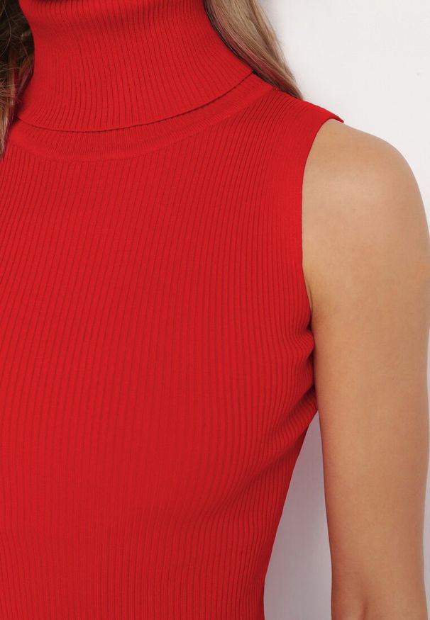 Born2be - Czerwona Bluzka z Golfem bez Rękawów z Elastycznego Materiału Heliordia. Typ kołnierza: golf. Kolor: czerwony. Materiał: materiał. Długość rękawa: bez rękawów. Styl: elegancki