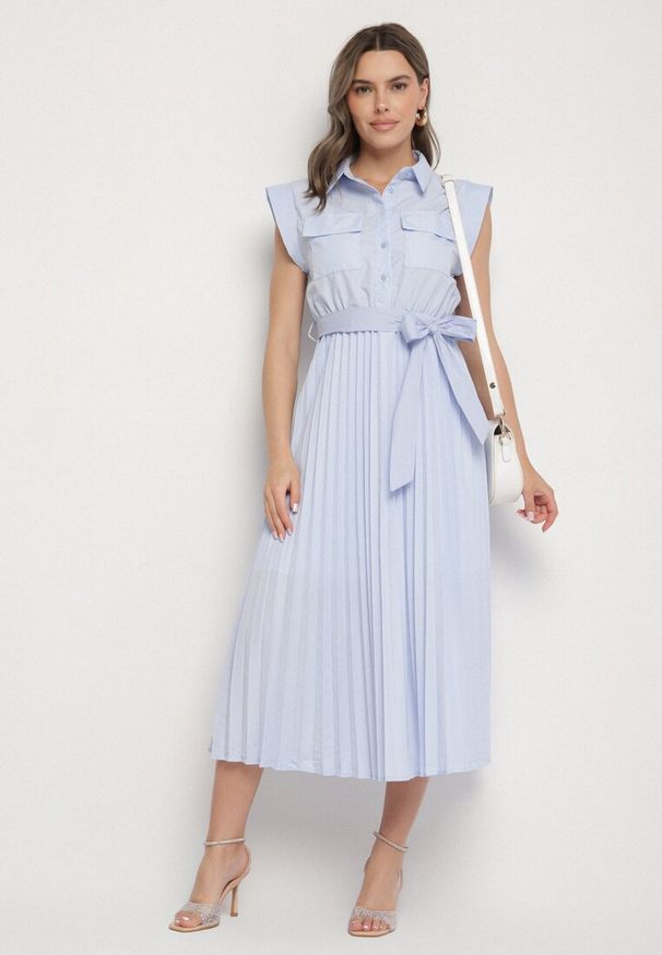 Born2be - Jasnoniebieska Plisowana Sukienka z Bawełną i Paskiem Lireviere. Okazja: na co dzień. Kolor: niebieski. Materiał: bawełna. Styl: elegancki, casual