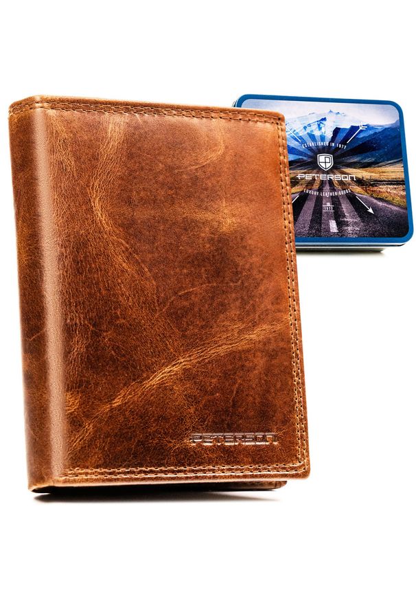Pionowy, skórzany portfel męski w brązowym kolorze bez zapięcia zewnętrznego - Peterson. Kolor: brązowy. Materiał: skóra