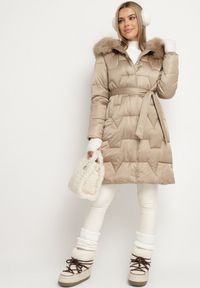 Born2be - Beżowa Pikowana Kurtka o Długim Kroju Ozdobiona Paskiem i Odpinanym Futerkiem Milirra. Okazja: na spacer. Kolor: brązowy. Materiał: futro. Długość: długie. Wzór: aplikacja. Styl: wizytowy, elegancki #4