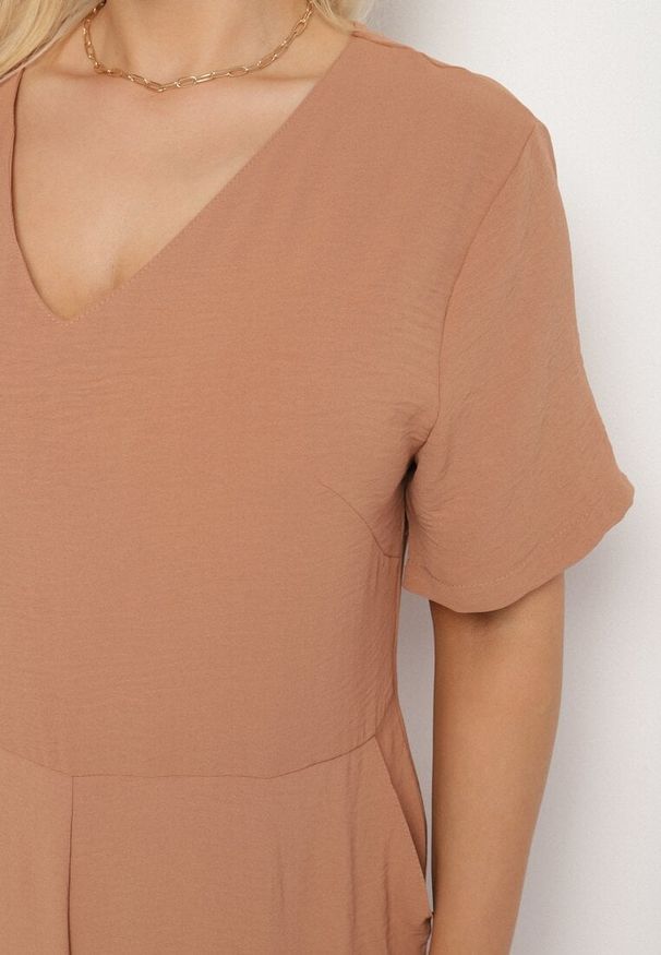 Born2be - Brązowy Kombinezon Panomeda. Kolekcja: plus size. Kolor: brązowy. Materiał: tkanina. Długość rękawa: krótki rękaw. Długość: krótkie. Wzór: gładki, jednolity, kolorowy. Styl: klasyczny