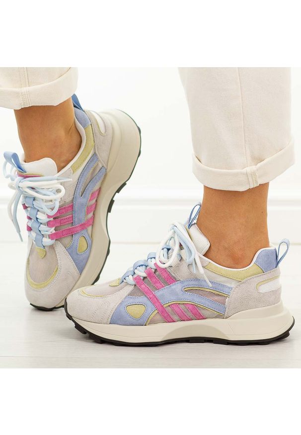 Niebieskie skórzane sneakersy damskie Vinceza 66744. Okazja: na spacer, na co dzień. Nosek buta: okrągły. Zapięcie: sznurówki. Kolor: niebieski. Materiał: tkanina, zamsz, skóra. Szerokość cholewki: normalna. Sezon: wiosna, jesień, lato. Sport: turystyka piesza