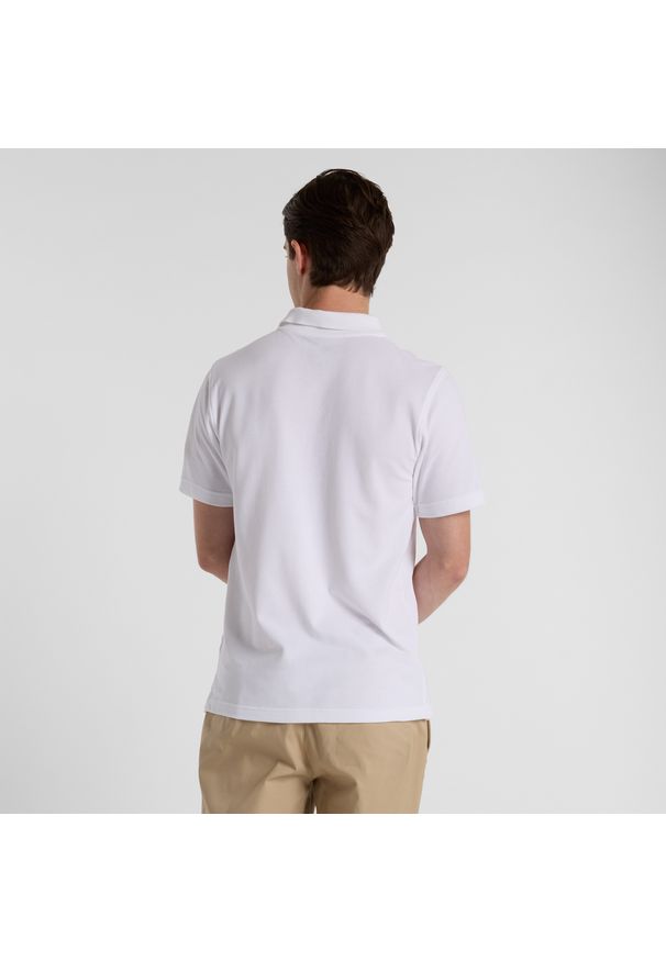 Koszulka męska New Balance MT51519WT – biała. Typ kołnierza: polo. Kolor: biały. Materiał: poliester, bawełna, materiał