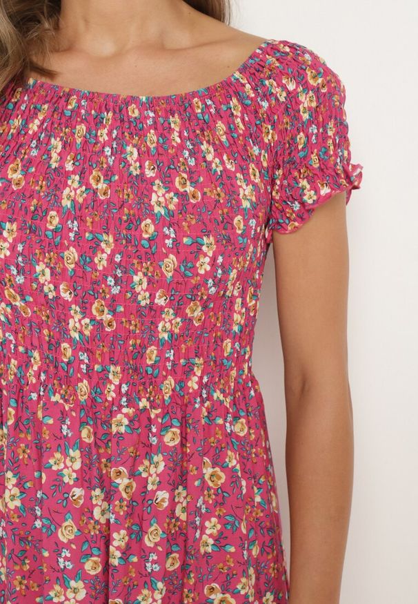 Born2be - Ciemnoróżowa Wiskozowa Sukienka Typu Hiszpanka z Gumką w Pasie w Drobne Kwiaty Luadia. Okazja: na co dzień. Typ kołnierza: dekolt hiszpanka. Kolor: różowy. Materiał: wiskoza. Długość rękawa: krótki rękaw. Wzór: kwiaty. Styl: casual