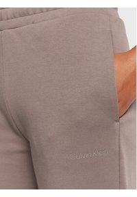 Calvin Klein Spodnie dresowe Micro Logo Essential K20K204424 Brązowy Regular Fit. Kolor: brązowy. Materiał: bawełna #4