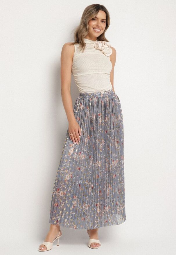 Born2be - Szara Rozkloszowana Spódnica Plisowana z Metalicznym Nadrukiem w Kwiatowy Wzór Folireia. Okazja: na co dzień. Kolor: szary. Wzór: kwiaty, nadruk. Styl: wizytowy, klasyczny, casual