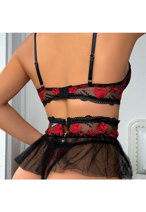 Intica - Komplet bielizny z kwiatowym haftem Nadije. Kolor: wielokolorowy. Materiał: tkanina. Wzór: kwiaty, haft