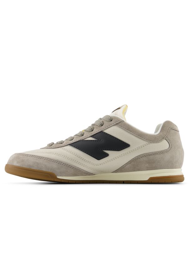 Buty unisex New Balance URC42PMB – beżowe. Okazja: na co dzień. Kolor: beżowy. Materiał: syntetyk, materiał, guma, skóra. Szerokość cholewki: normalna