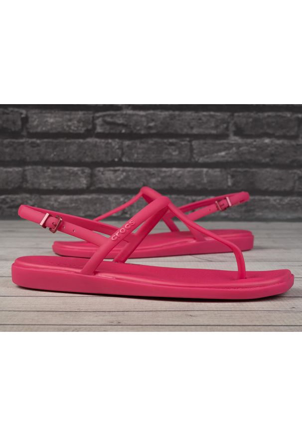 Sandały damskie Crocs MIAMI THONG FLIP. Kolor: czerwony. Styl: sportowy