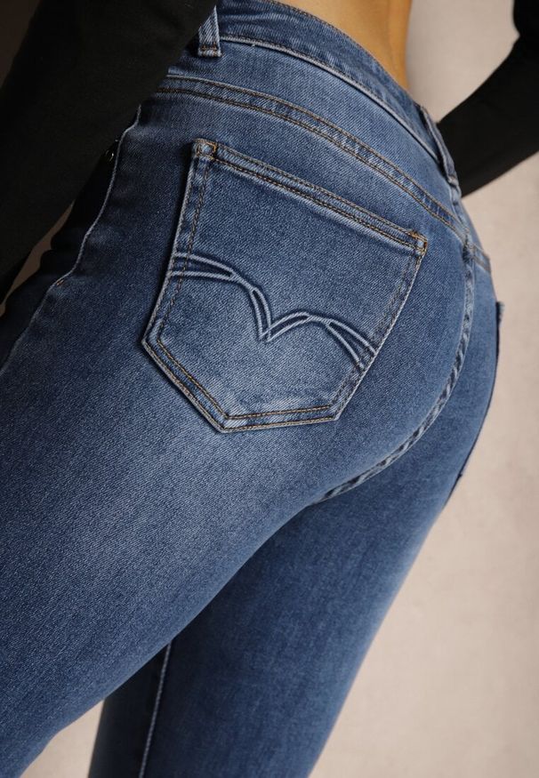 Renee - Niebieskie Jeansy o kroju Dzwonów z Dodatkiem Bawełny Ozdobione Przetarciami Nasema. Okazja: na co dzień. Kolor: niebieski. Wzór: aplikacja. Styl: retro, elegancki, casual