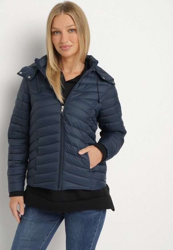 Born2be - Granatowa Pikowana Kurtka Przejściowa z Kapturem Suritta. Okazja: na co dzień. Typ kołnierza: kaptur. Kolor: niebieski. Materiał: jeans. Styl: casual, klasyczny, sportowy