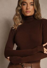 Renee - Brązowy Golf Dopasowany Ungase. Typ kołnierza: golf. Kolor: brązowy. Materiał: tkanina, jeans. Długość rękawa: długi rękaw. Długość: długie. Sezon: zima, jesień #5