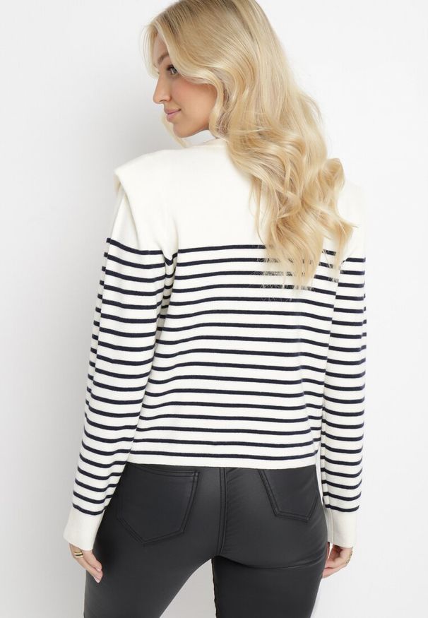 Born2be - Beżowo-Granatowy Sweter w Cienkie Paskiz Poduszkami na Ramionach Gefonde. Kolor: beżowy. Wzór: paski