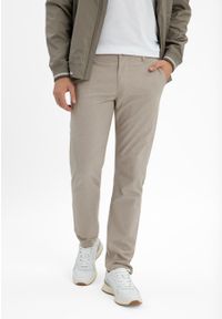 Volcano - Beżowe spodnie chino R-MONTER. Kolor: beżowy. Materiał: elastan, bawełna, skóra, materiał. Styl: klasyczny, sportowy #1