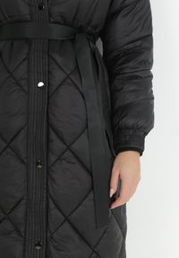 Born2be - Czarna Kurtka za Kolano Pikowana z Wiązanym Paskiem Claze. Kolor: czarny. Materiał: materiał. Sezon: zima #2