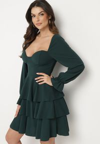 Born2be - Ciemnozielona Rozkloszowana Sukienka z Falbankami i Bufiastymi Rękawami Semithara. Okazja: na co dzień. Typ kołnierza: kołnierz z falbankami. Kolor: zielony. Wzór: aplikacja. Styl: klasyczny, casual, elegancki #3