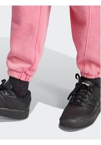 Adidas - adidas Spodnie dresowe ALL SZN Fleece Washed IK4257 Różowy Loose Fit. Kolor: różowy. Materiał: bawełna