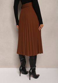 Renee - Brązowa Plisowana Spódnica Midi z Paskiem z Okrągłą Klamrą Narua. Kolor: brązowy. Styl: elegancki #5