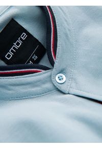 Ombre Clothing - Koszula męska dzianinowa z krótkim rękawem i kolorową stójką – błękitna V3. Typ kołnierza: kołnierzyk stójkowy. Kolor: niebieski. Materiał: dzianina. Długość rękawa: krótki rękaw. Długość: krótkie. Wzór: kolorowy. Styl: sportowy #3