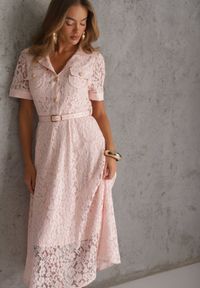 Renee - Różowa Bawełniano-Wiskozowa Sukienka Koszulowa z Koronki z Paskiem w Stylu Retro Candida. Kolor: różowy. Materiał: bawełna, wiskoza, koronka. Długość rękawa: krótki rękaw. Wzór: koronka. Typ sukienki: koszulowe. Styl: retro #1
