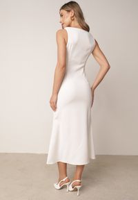 Born2be - Biała Sukienka VICES Ozdobiona Aplikacją na Ramieniu Palleleora. Okazja: na wesele, na ślub cywilny. Kolor: biały. Wzór: aplikacja. Typ sukienki: proste. Styl: elegancki #7