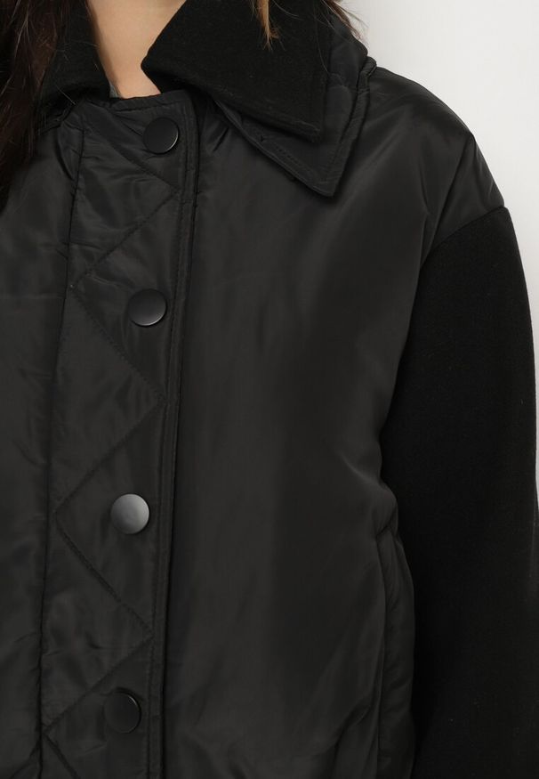 Born2be - Czarna Kurtka z Łączonych Materiałów z Odpinanym Kołnierzem Liotana. Okazja: na co dzień. Kolor: czarny. Materiał: materiał. Długość rękawa: długi rękaw. Długość: długie. Styl: elegancki, casual