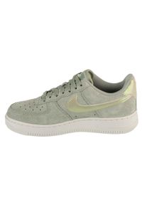 Nike - Buty sportowe Sneakersy damskie, W Air Force 1 07 SE. Kolor: zielony. Model: Nike Air Force. Sport: turystyka piesza