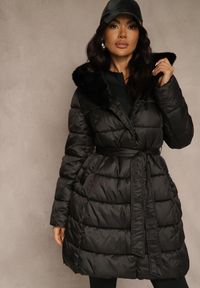 Renee - Czarna Pikowana Kurtka z Nieodpinanym Kapturem o Długim Kroju z Paskiem Lidassea. Okazja: na co dzień. Kolor: czarny. Materiał: jeans. Długość: długie. Styl: casual #5