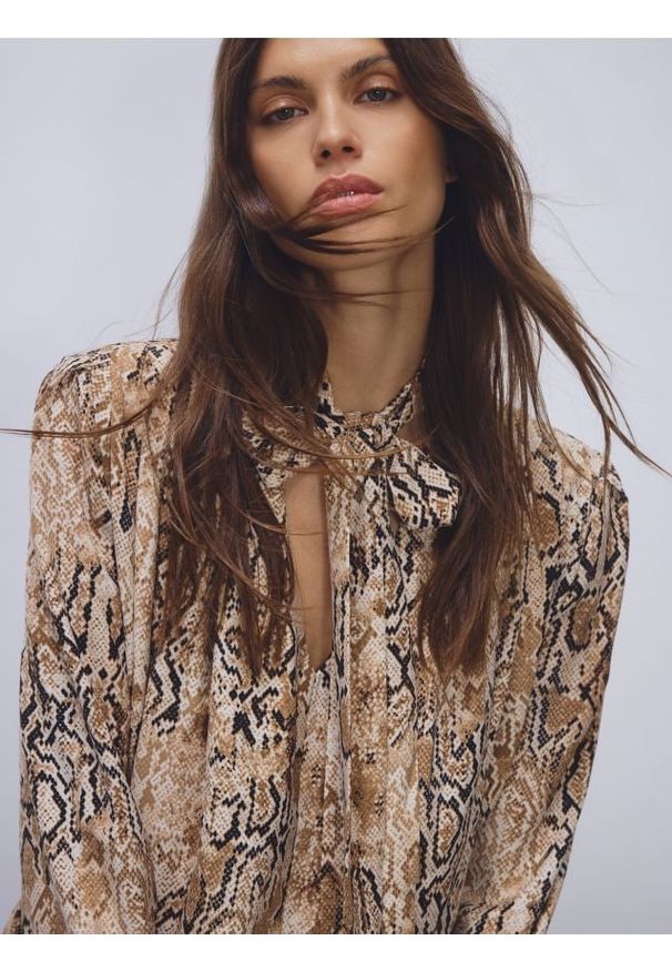 Reserved - Bluzka w zwierzęcy wzór - wielobarwny. Materiał: tkanina. Wzór: motyw zwierzęcy