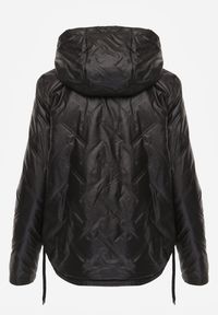 Renee - Czarna Kurtka z Pikowanymi Przeszyciami i Kapturem Ściągana po Bokach Nusillian. Okazja: na co dzień. Kolor: czarny. Materiał: jeans. Styl: casual, elegancki, klasyczny #7