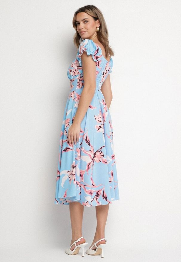 Born2be - Niebieska Sukienka w Kwiaty z Dekoltem Łódką z Bawełną o Rozkloszowanym Kroju Annilva. Okazja: na co dzień, na imprezę, na spacer. Typ kołnierza: dekolt w łódkę. Kolor: niebieski. Materiał: bawełna. Długość rękawa: krótki rękaw. Wzór: kwiaty. Sezon: wiosna, lato. Styl: casual, elegancki, klasyczny