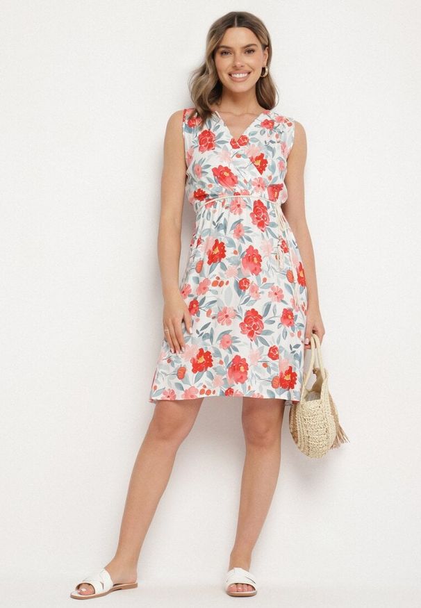 Born2be - Czerwona Kwiatowa Sukienka z Bawełną i Kopertowy Dekoltem Lumolisse. Okazja: na co dzień. Typ kołnierza: dekolt kopertowy. Kolor: czerwony. Materiał: bawełna. Wzór: kwiaty. Typ sukienki: kopertowe. Styl: casual, elegancki