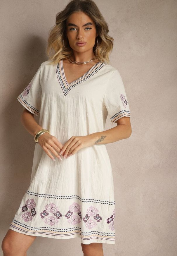Renee - Fioletowa Pudełkowa Sukienka z Bawełny w Hafty w Stylu Boho Felkio. Okazja: na co dzień. Typ kołnierza: dekolt w kształcie V. Kolor: fioletowy. Materiał: bawełna. Długość rękawa: krótki rękaw. Wzór: haft. Typ sukienki: proste. Styl: boho