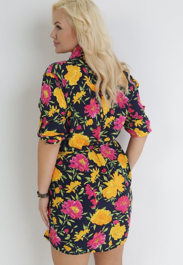 Born2be - Granatowo-Zółta Koszulowa Sukienka Mini z Guzikami i Materiałowym Paskiem Raimeda. Kolekcja: plus size. Kolor: niebieski. Materiał: materiał. Wzór: kwiaty. Sezon: wiosna, lato. Typ sukienki: koszulowe. Długość: mini
