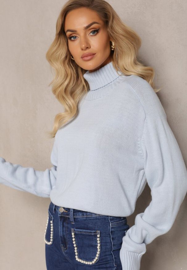 Renee - Jasnoniebieski Luźny Golf o Klasycznym Fasonie z Prążkami na Ściągaczach Basum. Okazja: na co dzień. Typ kołnierza: golf. Kolor: niebieski. Materiał: jeans. Wzór: prążki. Styl: klasyczny