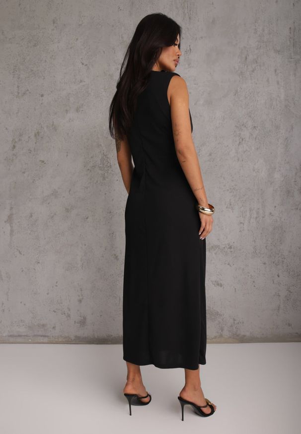 Renee - Czarna Koktajlowa Sukienka Taliowana z Marszczeniami i Metaliczną Ozdobą Zellnixi. Kolor: czarny. Wzór: aplikacja. Styl: wizytowy