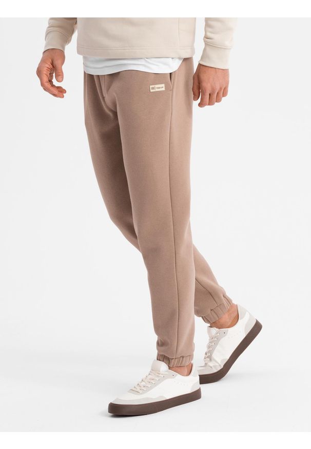 Ombre Clothing - Klasyczne spodnie dresowe unisex ze ściągaczami – brązowe V16 OU-PSBC-0100 - XL/XXL. Kolor: brązowy. Materiał: dresówka. Wzór: aplikacja. Styl: klasyczny