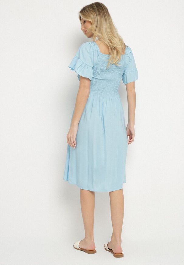 Born2be - Jasnoniebieska Rozkloszowana Sukienka Bawełniana z Bufiastymi Rękawami i Elastyczną Górą Veliova. Okazja: na co dzień. Kolor: niebieski. Materiał: bawełna. Styl: casual, elegancki