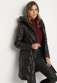Born2be - Czarna Kurtka z Pikowanymi Przeszyciami Kapturem i Wiązanym Paskiem Erlexie. Okazja: na spacer, na co dzień, na spotkanie biznesowe, do pracy. Kolor: czarny. Materiał: dzianina, jeans. Styl: casual, biznesowy, klasyczny #7